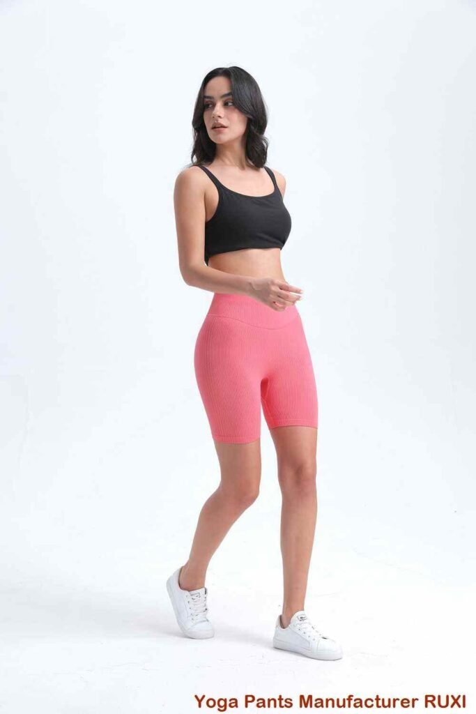 Leggings blancos con corte de bota elegantes y cómodos