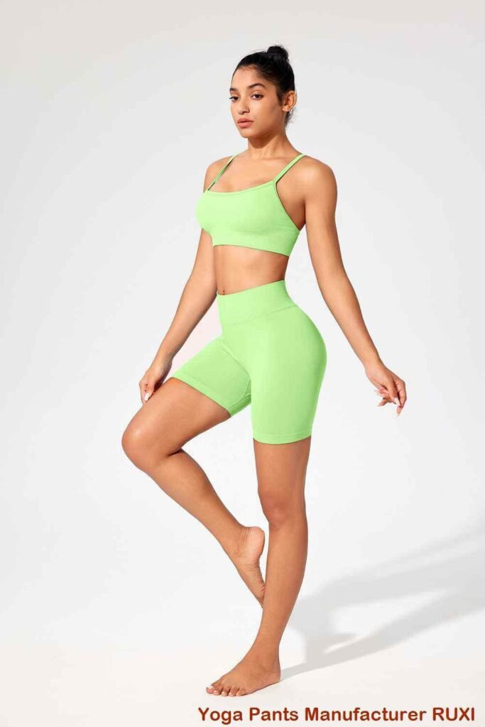 Pantalones de yoga blancos cómodos elegantes y flexibles